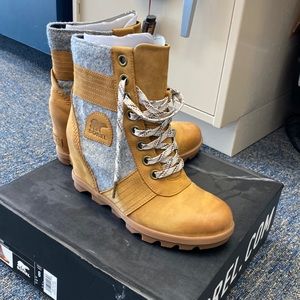 Sorel Lexie wedge boots size 8